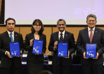 GABENOR BNM, Datuk Abdul Rasheed Ghaffour (dua dari kanan) bersama timbalannya, (dari kiri) Adnan Zaylani Mohamad Zahid, Datuk Jessica Chew Cheng Lian dan Datuk  Marzunisham Omar bergambar selepas Pembentangan dan sidang media Laporan Tahunan 2023 Bank Negara Malaysia (BNM) di Sasana Kijang di sini semalam. - UTUSAN/AMIR KHALID