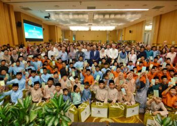 MOHAMAD Haslah Mohamad Amin dan Tian Hock (tengah) dan ahli lembaga pengarah, pengurusan dan kakitangan Kumpulan Matrix Concepts bergambar bersama anak yatim, asnaf dan OKU yang diraikan pada Majlis Santunan Ramadan Matrix Concepts Holdings Bhd di Bandar Sri Sendayan, Seremban, semalam.-UTUSAN/MOHD. SHAHJEHAN MAAMIN