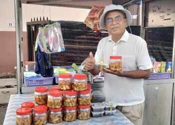 TENGKU Hasani Tengku Ahmad menunjukkan jeruk belimbing buluh, makanan tradisional Melayu Chenor yang laris pada bulan Ramadan ini. - UTUSAN/SALEHUDIN MAT RASAD