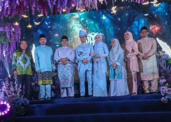ANWAR Ibrahim bergambar bersama pasangan pengantin, Dr. Mohammed Taufiq Johari dan Dr. Fathiya Ainul Mardhiyah Andri Nopendra pada majlis resepsi di Dewan Kenangan MPSPK, Sungai Petani. -UTUSAN/SHAHIR NOORDIN