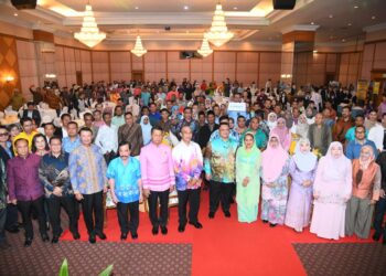 TUANKU Syed Faizuddin Putra Jamalullail (tujuh dari kanan) berkenan merakamkan gambar bersama sewaktu Hari Media & Pelancongan Malaysia-Thailand di Hotel Yannaty, Hatyai, Thailand, semalam.-UTUSAN/IZLIZAN OTHMAN