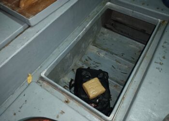 BUNGKUSAN berwarna coklat disyaki syabu yang diletakkan di dalam sebuah beg dan disembunyikan di ruang simpanan bot fiber.