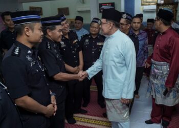 ANWAR Ibrahim ketika menunaikan solat jumaat di Surau IPD Putrajaya. - UTUSAN/FAIZOL MUSTAFA