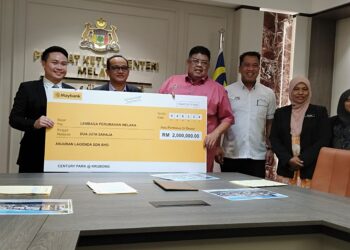MURAD Husin (dua dari kiri) ketika menyaksikan penyerahan replika cek daripada pemaju kepada LPM di Seri Negeri, Ayer Keroh, Melaka.