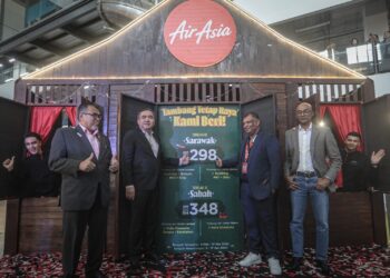 ANTHONY Loke ketika mengumumkan tambang Air Asia sempena Aidilfitri di Sepang Selangor. - UTUSAN/FAIZ ALIF ZUBIR