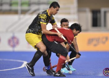 PEMAIN TNB, Syed Syafiq Syed Cholan diasak oleh pemain UITM HA-KPT dalam aksi separuh akhir pertama Piala TNB, kelmarin.-IHSAN MHC
