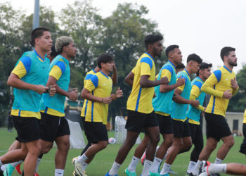 PEMAIN Harimau Malaya menjalani latihan sebagai persediaan untuk menentang Oman dalam aksi kelayakan Piala Dunia 2026/Piala Asia 2027.-IHSAN FAM