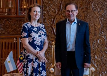 ANWAR Ibrahim menerima kunjungan hormat Diana Mondino di pejabatnya, semalam. - FB Perdana Menteri