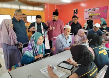 Mohd.Uzir (berdiri tiga dari kiri) sedang memantau proses pendaftaran PADU secara fizikal di Dewan Orang Ramai Kampung Sungai Buaya di sini hari ini.