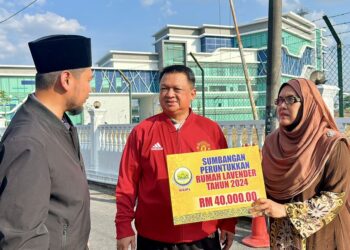 TUANKU Syed Faizuddin Putra Jamalullail berkenan menyampaikan sumbangan kepada Rumah Lavender Perlis di Kangar Jaya, semalam.-UTUSAN