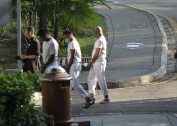 SEBAHAGIAN enam lelaki dalam kes pembunuhan Timbalan Pendakwa Raya, Datuk Anthony Kevin Morais tiba di Mahkamah Rayuan bagi keputusan rayuan mereka. UTUSAN/FAIZ ALIF AHMAD ZUBIR
