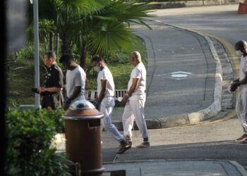 LIMA daripada enam lelaki dalam kes pembunuhan Timbalan Pendakwa Raya, Datuk Anthony Kevin Morais tiba di Mahkamah Rayuan bagi keputusan rayuan mereka. - UTUSAN/FAIZ ALIF AHMAD ZUBIR
