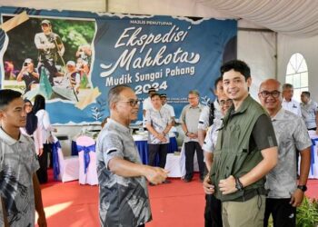 Tengku Hassanal Ibrahim Alam Shah (kanan) diraikan oleh Wan Rosdy Wan Ismail (tengah) dan tetamu di majlis penutupan Ekspedisi Mahkota Mudik Sungai Pahang 2024 di Kampung Tanjung Gahai, Lipis.- HARIS FADILAH AHMAD