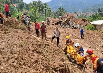 PASUKAN mencari dan menyelamat (SAR) berjaya menemukan empat mangsa tertimbus tanah runtuh di Kampung Gintung RT03/07, Kampung Cibenda, Jawa Barat, semalam. -AGENSI