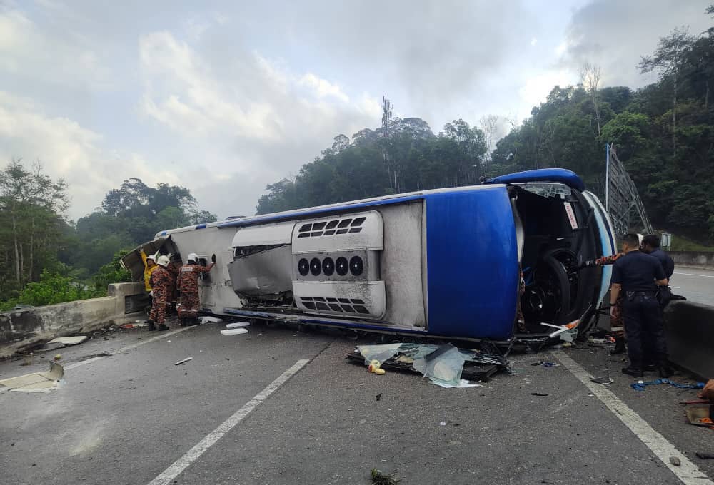 Pemandu bas persiaran terbalik ada 15 rekod saman jalan raya