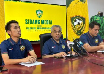 MOHD. Daud Bakar (tengah) pada sidang akhbar perkembangan semasa KDA FC di Wisma PKNK, Alor Setar, baru-baru ini.