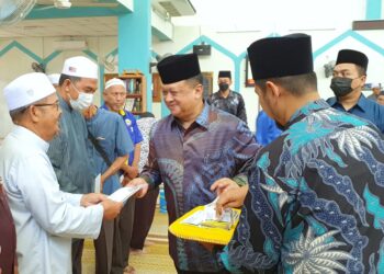 TUANKU Syed Faizuddin Putra  Jamalullail berkenan menyampaikan sumbangan di Masjid Muhammadiyah Guar Gajah, Arau, Perlis semalam.-UTUSAN