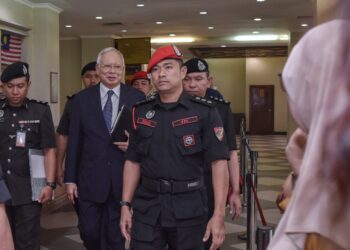 NAJIB Razak diiringi pegawai penjara ketika hadir di Mahkamah Tinggi.