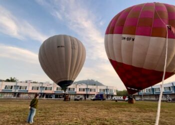 PERLIS yang mempunyai pemandangan alam semula jadi yang memukau berpontensi menjadi lokasi aktiviti atau penganjuran belon udara panas sekali gus bakal menjadi tarikan baharu buat pengunjung khususnya bersempena Tahun Melawat Perlis 2024/2025.-UTUSAN