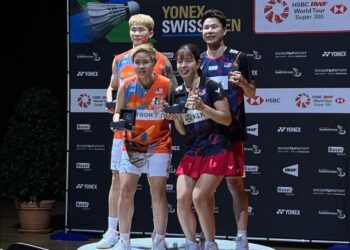 GOH Soon Huat-Shevon Jemie Lai (kanan) dan Chen Tang Jie-Toh Ee Wei bersama hadiah kemenangan mereka selepas perlawanan akhir Kejohanan Badminton Terbuka Switzerland di St. Jakobshalle, Basel, Switzerland, semalam. - Foto IHSAN Instagram Shevon Lai