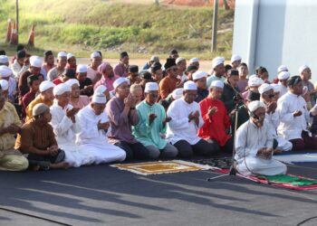 MUHAMMAD Husin (enam kiri) bersama petani mengaminkan doa selepas selesai menunaikan 
solat sunat istisqa' di Stesen Pam Kemubu, Kota Bharu, Kelantan-UTUSAN/KAMARUL BISMI KAMARUZAMAN.