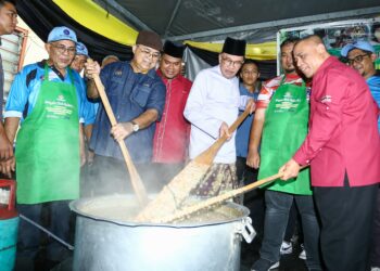 ANWAR Ibrahim mengacau bubur lambuk pada Program Gerak Rahmah 2024 Jom Masak Bubur Lambuk di Taman Meru di Ipoh. - UTUSAN/MUHAMAD NAZREEN SYAH MUSTHAFA