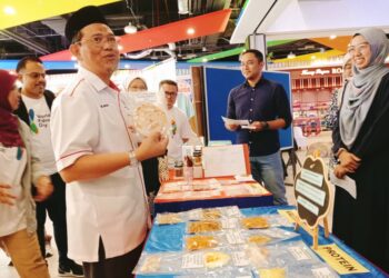 Dr. Mohtar melawat booth pameran sempena Majlis Sambutan Hari Buah Pinggang Sedunia 2024 Peringkat Negeri Johor di Subway Big Box Retail Park, Iskandar Puteri
