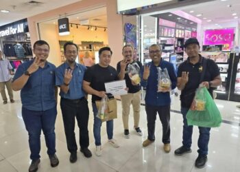 PEGAWAI-pegawai kanan LPNM bersama pengunjung semasa kempen produk berasaskan nanas di Bintang Megamall, Miri.