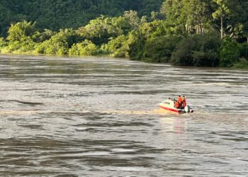 PASUKAN anggota bomba memulakan usaha SAR menggunakan teknik pencarian secara permukaan dalam radius satu kilometer dari lokasi mangsa terakhir dilihat, di Sungai Batang Baleh, Kapit Sarawak petang semalam.