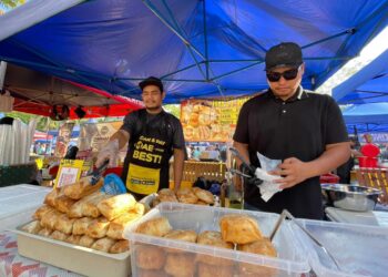 MOHAMMAD Alif Yahya berniaga roti khurasan Arab di Bazar Ramadan Lintasan Deasoka di Kota Kinabalu.