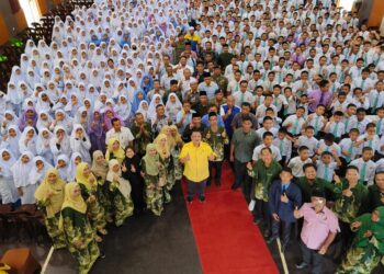 TUANKU Syed Faizuddin Putra Jamalullail  bergambar bersama ratusan guru dan pelajar SMK Kinabutan ll di Tawau, Sabah kelmarin. UTUSAN/SYED AZLAN SAYID HIZAR