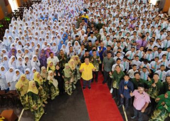 TUANKU Syed Faizuddin Putra Jamalullail  bergambar bersama ratusan guru dan pelajar SMK Kinabutan ll di Tawau, Sabah kelmarin. UTUSAN/SYED AZLAN SAYID HIZAR