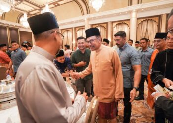 ANWAR Ibrahim menyantuni pengamal media pada majlis berbuka puasa di Seri Perdana, Putrajaya. - UTUSAN/FAISOL MUSTAFA