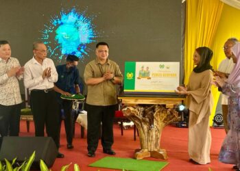 RAJA Muda Perlis, Tuanku Syed Faizuddin Putra Jamalullail (empat dari kiri) berkenan bagi menyempurnakan Majlis Pemahsyuran Perlis Sebagai Geopark Kebangsaan di Taman Eko Rimba Bukit Ayer, Kangar, Perlis hari ini. -UTUSAN/ASYRAF MUHAMMAD