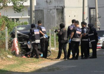 PASUKAN forensik melakukan pemeriksaan terhadap mayat lelaki yang maut dilanggar kereta mangsa dalam kejadian samun di pekan Kuala Kedah, Alor Setar. -UTUSAN/ SHAHIR NOORDIN