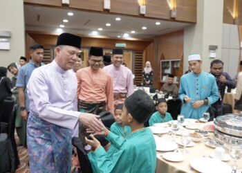 Fadillah Yusof menyampaikan sumbangan duit raya kepada anak-anak yatim pada Majlis Berbuka Puasa Timbalan Perdana Menteri merangkap Menteri Peralihan Tenaga dan Transformasi Air (PETRA) bersama warga kementerian di Putrajaya. -UTUSAN/KAMARIAH KHALIDDI