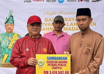 TUANKU Syed Faizuddin Putra Jamalullail (tiga dari kiri) berkenan menyempurnakan simbolik penyerahan peruntukan MAIPs di Bazaar Raya Karnival Kangar Jaya, Perlis.-UTUSAN