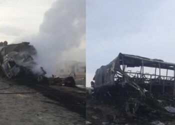 KEADAAN bas dan lori tangki yang terbakar selepas terbabit kemalangan di wilayah Helmand, Afghanistan awal pagi ini yang mengorbankan 21 nyawa. -AGENSI