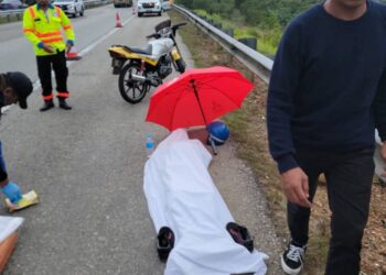 PENUNGGANG motosikal maut selepas terbabas di KM166.6 Lebuh Raya Pantai Timur, dekat Maran pagi tadi. - Foto/PDRM Maran