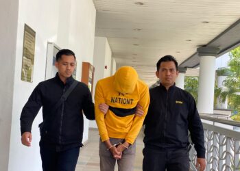 MOHD. Azlan Iswan diiring pegawai SPRM ketika dihadapkan ke mahkamah atas 24 pertuduhan rasuah di Mahkamah Sesyen Alor Setar.