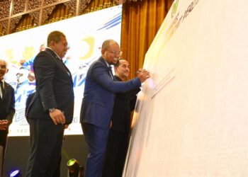 WAN Zikri Afhtar Ishak menandatangani kanvas sokongan atlet Perlis pada Majlis Penghargaan Atlet Perlis 2023 dan Pelancaran Road To Sukma dan Para Sukma Sarawak 2024 di Dewan Warisan, Kangar, Perlis semalam.-UTUSAN