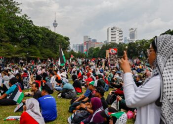SEBAHAGIAN peserta Himpunan Mega Demi Palestin yang berhimpun di Padang Merbok selepas berarak kira-kira 5 kilometer dari Menara Tabung Haji, Jalan Tun Razak hari ini- SHIDDIEQIN ZON