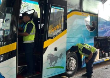 ANGGOTA JPJ memeriksa pemandu bas di dua terminal bas di Selangor.