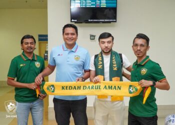 SUKHROB Nurulloev disambut Pemangku Ketua Pegawai Eksekutif KDA FC, Shahrul Samsudin dan Ketua Jurulatih, Nafuzi Zain sebaik tiba di Alor Setar.