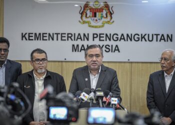 ANTHONY Loke ketika sidang akhbar di Kementerian Pengangkutan Putrajaya. - UTUSAN/FAIZ ALIF ZUBIR