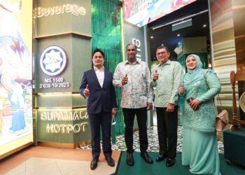 Ramanan Ramakrishnan (dua, kiri) bersama Azmi Hassan (dua ,kanan) merasmikan Restoran Supamala Hotpot di Sunway Pyramid. – Utusan/AFIQ RAZALI