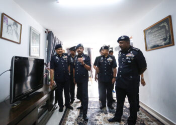 Ketua Polis Negara, Tan Sri Razarudin Husain melihat rumah contoh yang disediakan pada Majlis Penyerahan Kunci Polis Bandar Sultan Suleiman Ibu Pejabat Polis Daerah Klang Utara di Pelabuhan Klang. FOTO/AFIQ RAZALI