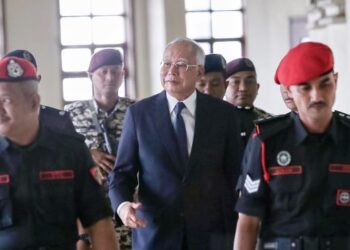 NAJIB Razak diiringi pegawai penjara ketika hadir di Mahkamah Tinggi Kuala Lumpur semalam untuk sambung bicara kes pecah amanah dan pelanggaran kewajipan statutori berkaitan dana SRC International. – UTUSAN/M FIRDAUS M JOHARI