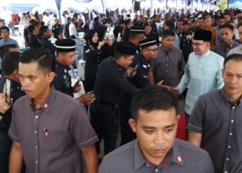 ANWAR Ibrahim bersalaman dengan anggota polis ketika lawatan dan ramah mesra ke Ibu Pejabat Polis Daerah Seberang Perai Tengah, Bukit Mertajam, Pulau Pinang, hari ini. - UTUSAN/IQBAL HAMDAN