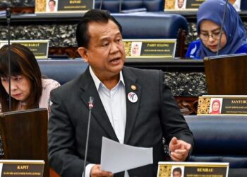 ALEXANDER Nanta Linggi se­masa menggulung Usul Men­junjung Kasih Titah Diraja peringkat Kementerian Kerja Raya (KKR) di Dewan Rakyat semalam.